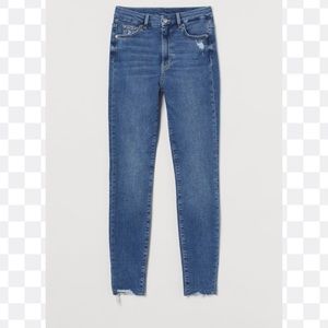 5-pocket, ankle-length jeans in washed, stretch denim with distressed details.
